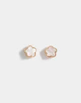 Aros pasantes dorados con forma de flor y centro de resina blanca.