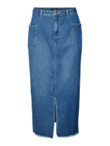 Falda midi de jean azul con bolsillos cargo, tiro alto, abertura frontal y ruedo desflecado.