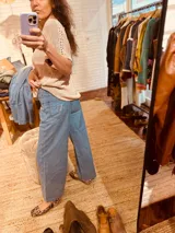 Pantalón de jean celeste de corte ancho, con bordado en el bolsillo trasero.