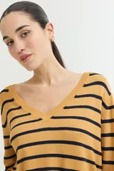Sweater de algodón color ocre con rayas horizontales negras, escote en V y mangas largas.