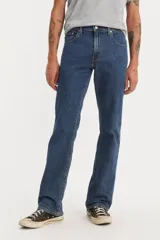 Pantalón de jean azul oscuro, corte bootcut, tiro medio y confección sin elasticidad.