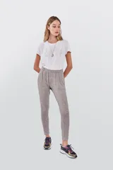 Pantalón de jogging gris melange de lanilla con puños en los tobillos.