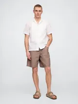 Short de lino color marrón con cintura elástica y bolsillos laterales.