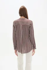Blusa de viscosa con cuello mao y abertura frontal con botones. Presenta un estampado de rayas verticales finas en tonos azul claro, blanco, marrón y azul oscuro.