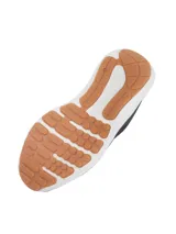 Championes Under Armour Charged Versurge para hombre, color negro con detalles en blanco y suela color caramelo.