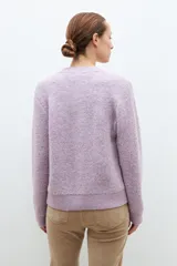 Cardigan de punto boucle color lila, con botones frontales y mangas largas.