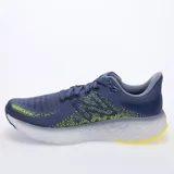 Championes de running New Balance Fresh Foam 1080 V12, color azul con detalles en amarillo y gris.
