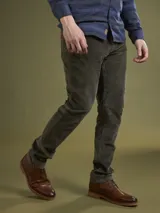 Pantalón de pana marrón de corte recto.