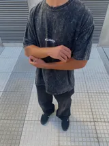 Remera gris oscuro de algodón con estampado gráfico en la parte posterior, corte holgado.