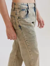 Pantalón de jean celeste con efecto batik, corte recto y terminación desflecada.