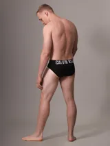 Slip negro Calvin Klein de microfibra reciclada, con cintura elástica con el logo de la marca en blanco.