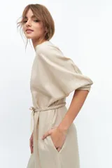 Vestido midi color coral confeccionado en lino. Tiene corte recto, mangas abullonadas con detalle de tablas en el puño, tajos laterales y lazo en la cintura.