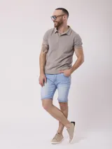 Bermuda de jean celeste con dobladillo.