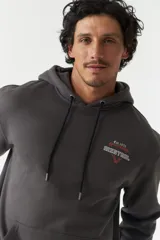 Canguro gris oscuro de felpa con capucha y cordones ajustables, bolsillo tipo canguro, puños y ruedo acanalados, y estampado en la espalda.