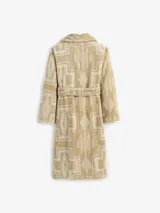 Bata de baño larga color beige con estampado geométrico en tonos más claros, estilo étnico o navajo. Presenta cuello chal, mangas largas y cinturón para ajustar a la cintura.