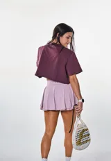 Remera corta color borgoña, de algodón y corte oversize, con logo 'bk.' estampado en el frente.