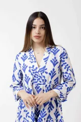 Vestido corto con estampado en azul y blanco, de corte amplio y mangas largas.