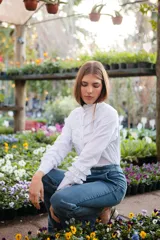 Camisa blanca de algodón con broderie, cuello alto con volados y mangas largas con puños abotonados y volados.