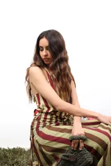 Minifalda de microtul con estampado a rayas verticales en tonos rosado y borgoña, con cordones laterales para fruncir.