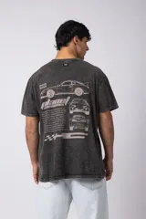 Remera gris con efecto lavado, cuello redondo y estampado con motivos de automovilismo.