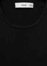 Top verde de tejido de punto fino con diseño crop, cuello redondo y tirantes anchos.