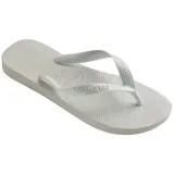 Ojotas Havaianas Top color blanco, con suela texturizada y tiras con diseño en relieve y logo de la marca.