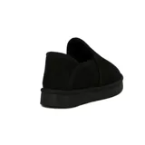 Pantufla negra con diseño minimalista, ideal para uso interior, con suela cómoda.