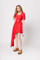 Falda roja de lino con lurex, corte asimétrico sirena y lazo regulable. Puede usarse como top.