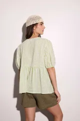 Short verde de lino, tiro alto, con cintura elastizada y corte holgado.