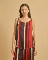 Top fluido con tirantes finos trenzados y escote barco, con estampado de rayas verticales rojas, azules y amarillas.
