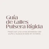 Pulsera rígida dorada con textura satinada y otra con textura martillada.