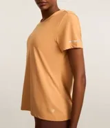 Remera deportiva blanca texturizada, con cuello redondo, manga corta, detalle reflectante y pliegue en la espalda.