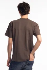 Remera unisex color marrón con cuello redondo y estampado azul con motivos de la naturaleza.
