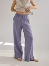 Pantalón de lino color lila, de corte recto con tajos laterales en el ruedo y cintura elastizada.
