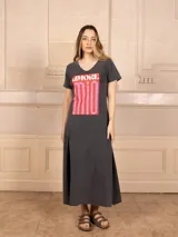 Vestido largo de algodón color gris con estampa frontal de la frase "Amore Mio" en color rojo y rosa. Tiene escote en V y tajo lateral.