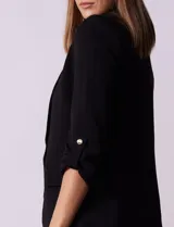 Blazer rojo de crepe marca Tahari, con cuello con solapa y abertura central. Largo de manga ¾ regulable con presilla y botón. Delantera con bolsillos y forro interno.