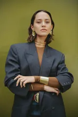 Brazalete ancho de bronce dorado, liso y pulido.