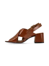 Sandalia de cuero color marrón con tiras cruzadas y taco cuadrado.