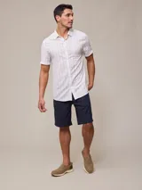 Camisa de manga corta para hombre, confeccionada en algodón con diseño a rayas verticales finas.