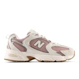Championes urbanos New Balance modelo U530SUA, color beige con detalles en rosa y suela marrón, confeccionados en malla y cuero sintético, con logo "N" característico en los laterales y entresuela ABZORB.