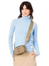 Bolso bandolera rectangular color beige, con doble J metálica en el frente, cierre superior con cremallera, correa ancha de tela con logo de la marca y herrajes dorados.
