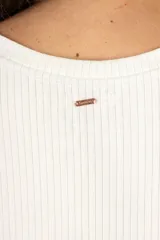 Remera rosa con calce ajustado, confeccionada con 96% viscosa y 4% elastano, de textura suave y ligera.