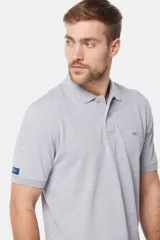 Remera polo color bordó de piqué liso, con cuello en rib y botones personalizados.