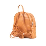 Mochila color habano con diseño acolchado en símil cuero, costuras a tono y herrajes plateados. Tiene acceso con cierre, dos compartimentos, un bolsillo interno con cierre y dos abiertos. La correa es regulable y el interior es de tela de algodón y poliéster.