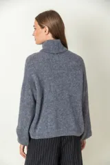 Sweater color marrón de mohair con cuello alto y mangas largas.
