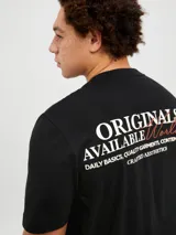 Remera negra de manga corta con cuello redondo, corte holgado y estampado pequeño en el pecho con la leyenda "Originals Available Worldwide".