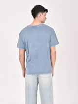 Remera negra con estampa rectangular con diseño abstracto de líneas blancas y texto "Break All The Rules New York City".