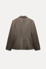 Blazer de Zara Woman Collection confeccionado en hilatura con 34% viscosa. Tiene cuello solapa de muescas, manga larga con hombreras y abertura con botones. Cuenta con bolsillos con solapa en delantero y de vivo en pecho, forro interior y cierre frontal con botones.