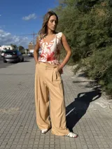 Pantalón sastrero de lino color blanco, de corte ancho y tiro alto.