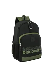 Mochila gris con detalles en rojo, con dos bolsillos frontales, tiras acolchadas y porta botellas laterales de red.